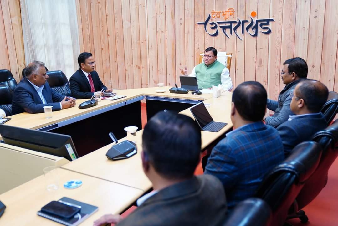 अफसरों के साथ धामी की बैठक