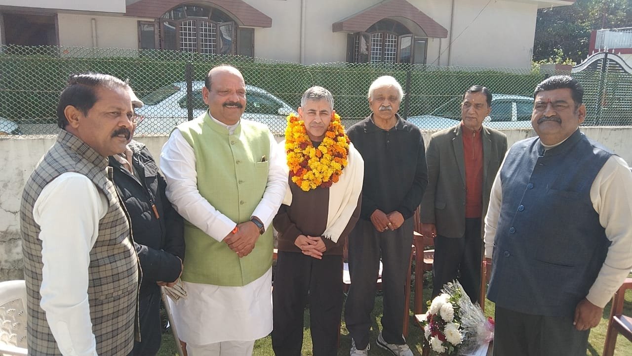 कतर से लौटे पूर्व अफसर का सम्मान