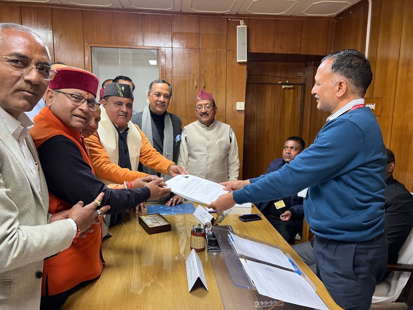 महेंद्र भट्ट ने कराया नामांकन