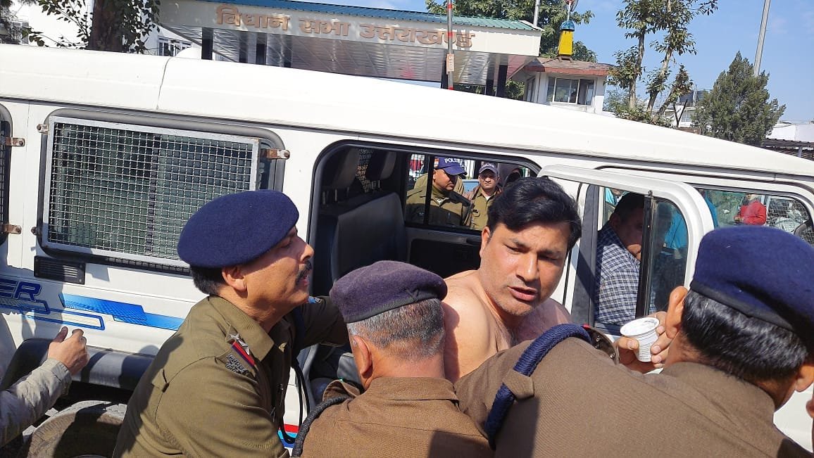 आप नेता का अनोखा प्रदर्शन