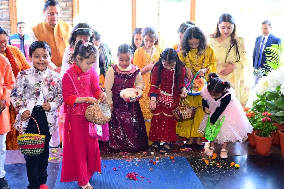 सीएम आवास पर फूलदेई का पर्व मनाया
