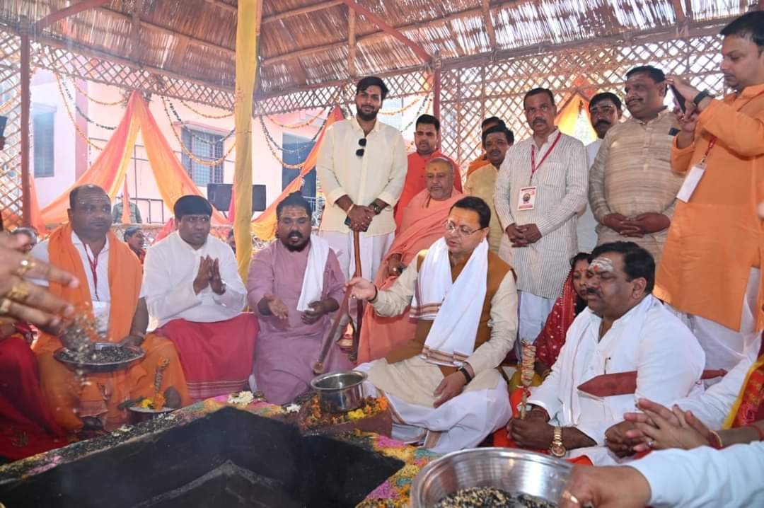 धार्मिक अनुष्ठान में मुख्यमंत्री धामी