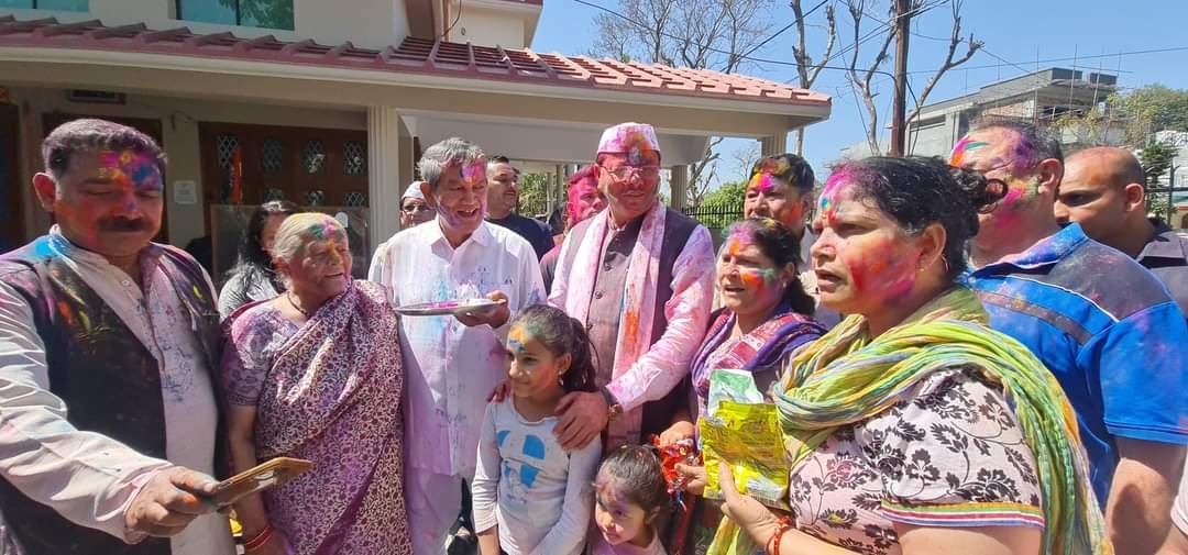 हरदा ने त्रिवेंद्र को क्या गिफ्ट दिया?