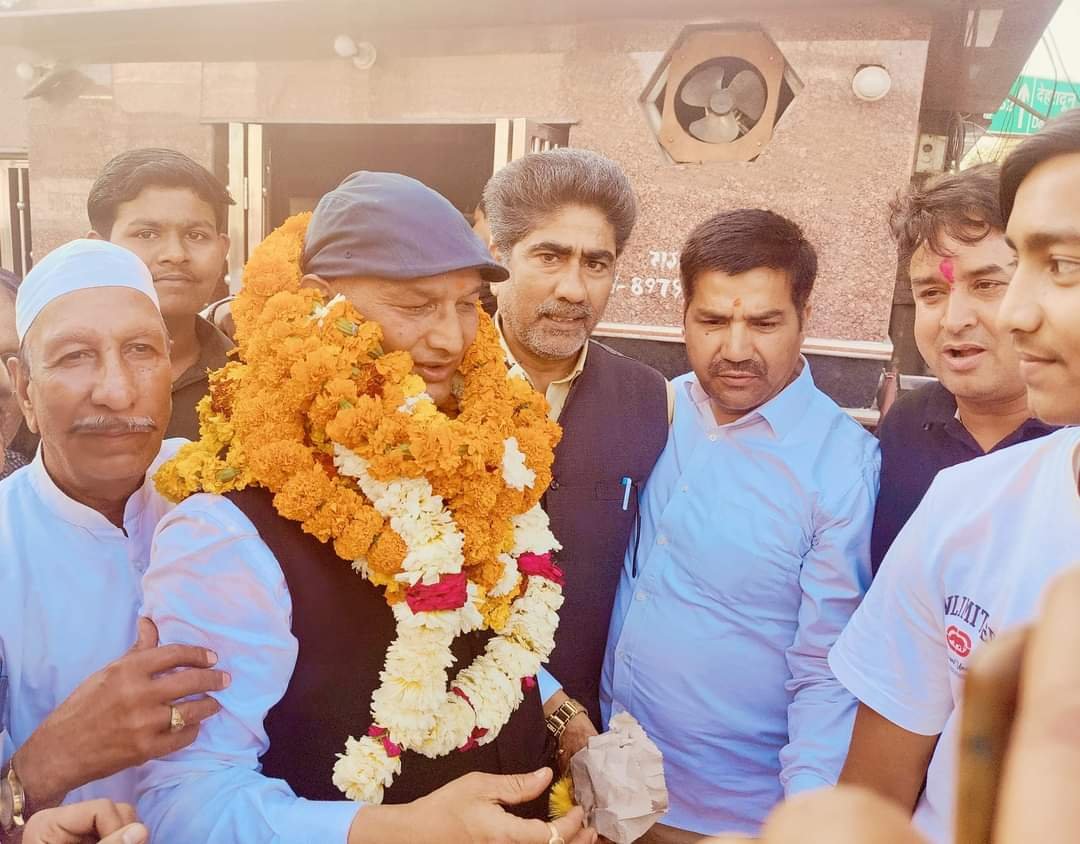 वीरेंद्र के लिए वोट मांगते हरीश रावत