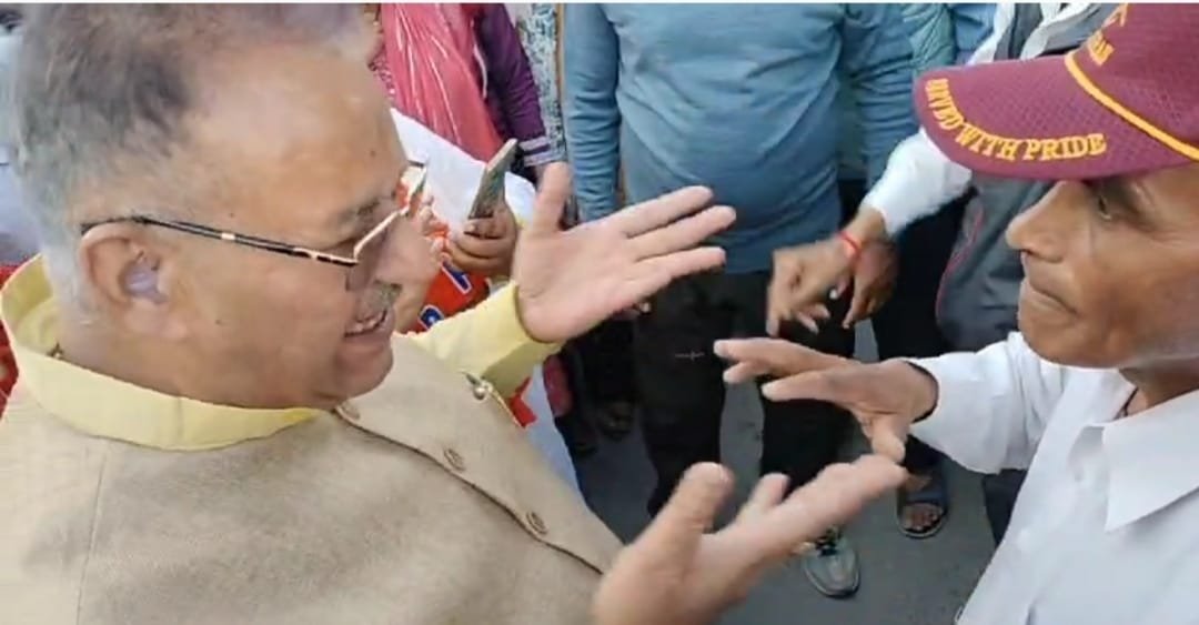 बीजेपी सांसद और मंत्री का विरोध