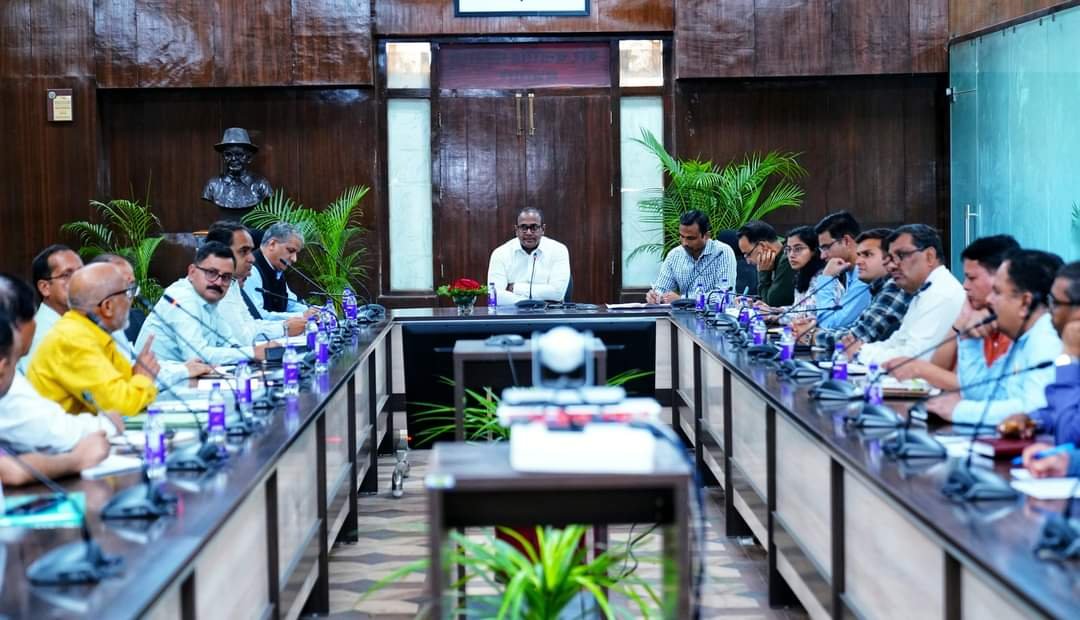 मतदान से पहले देहरादून में अहम बैठक
