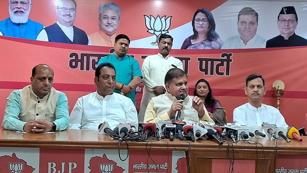 कोविड वैक्सीन पर सियासी जंग
