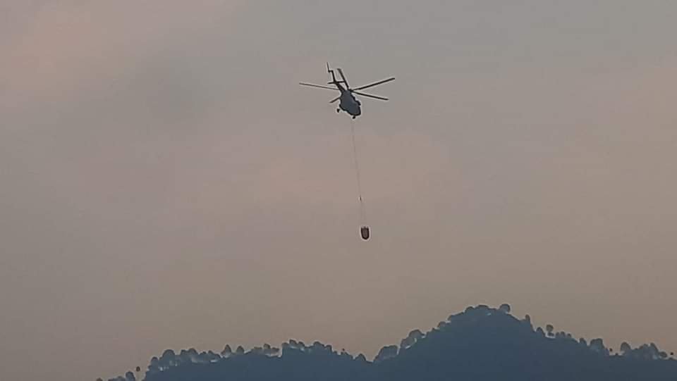 हेलीकॉप्टर से आग बुझाने की कोशिश