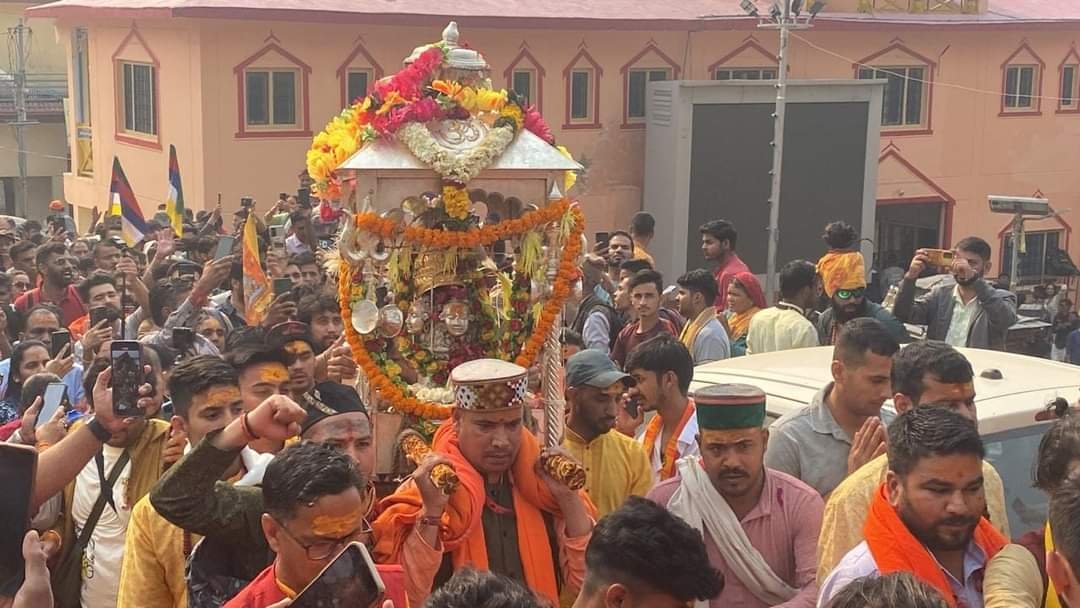 बाबा केदार की डोली आगे निकली