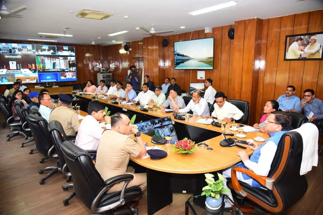 यात्रा व्यवस्थाओं की धामी ने की समीक्षा