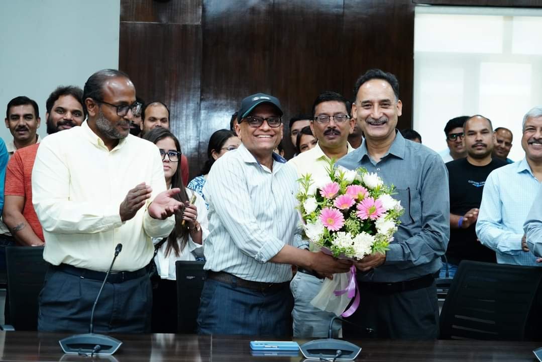 अधिकारी की शानदार विदाई