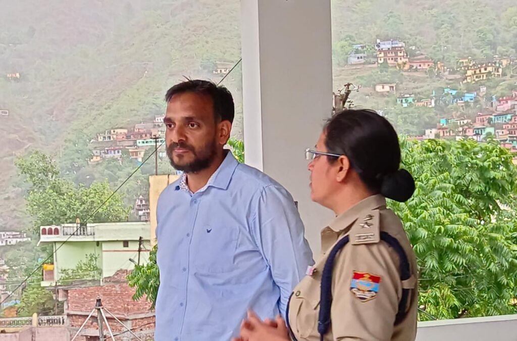 डीएम ने लिया पुलिस कंट्रोल रूम का जायजा