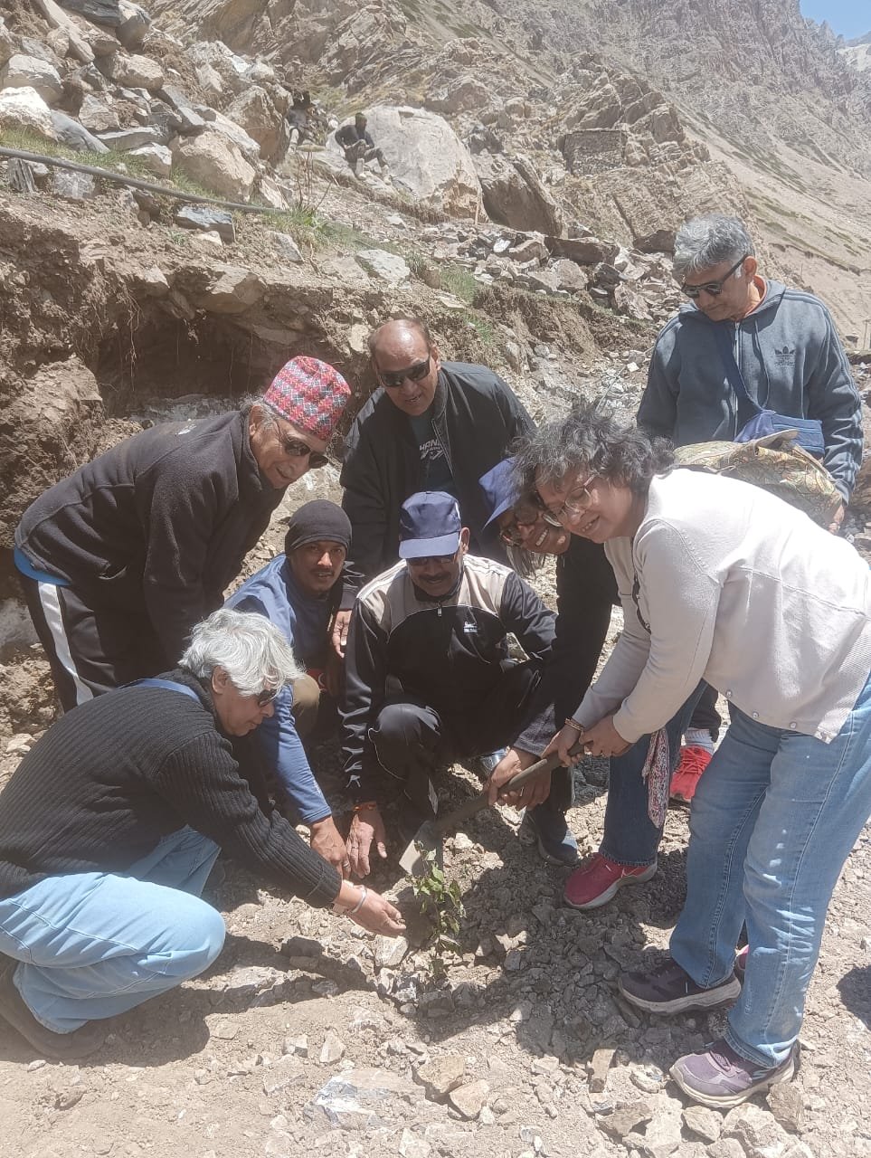 आदि कैलाश यात्रियों ने लगाए पौधे