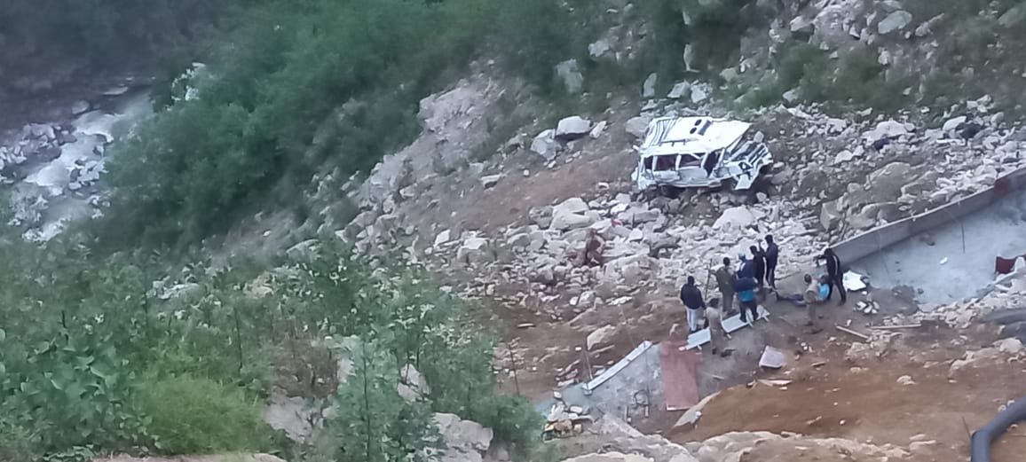 सड़क हादसे में ड्राइवर घायल