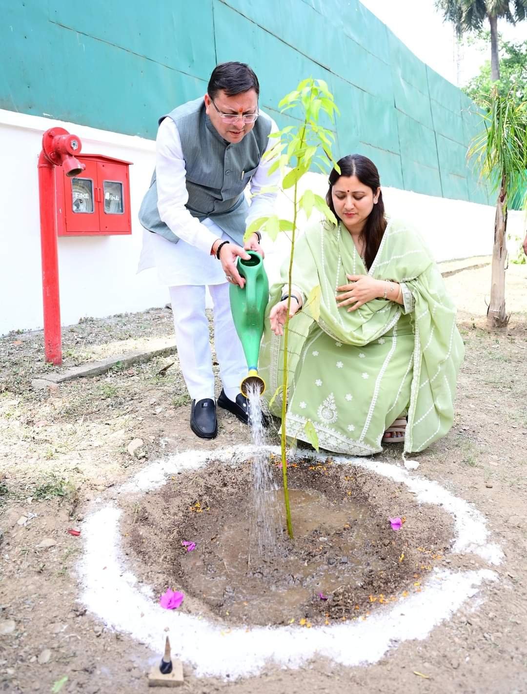 सीएम धामी के आवास पर पौधा रोपण