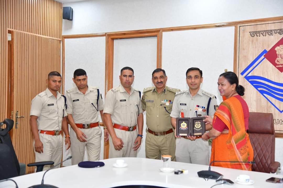 सीएस से मिले ट्रेनी सीआरपीएफ अफसर