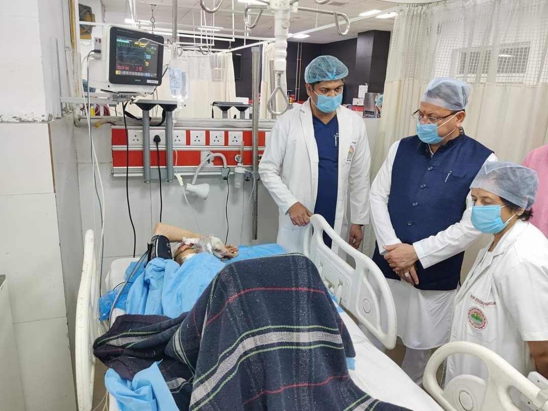 सीएम धामी ने जाना घायलों का हाल