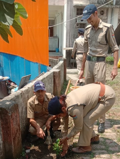 रुद्रप्रयाग पुलिस ने लगाए पौधे