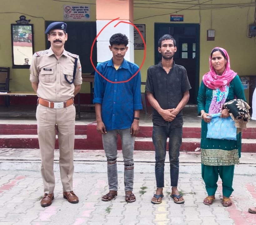 पुलिस ने बेटे को परिवार को सौंपा