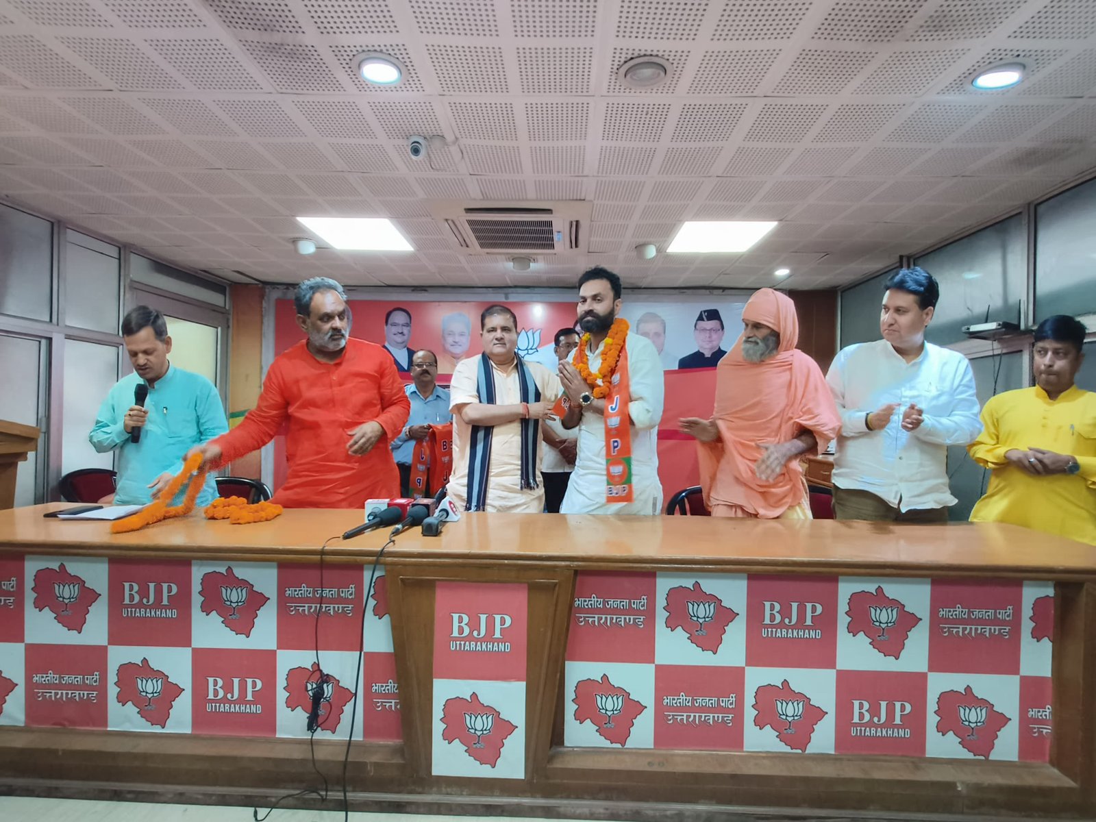 उपचुनाव में भी दलबदल अभियान जारी