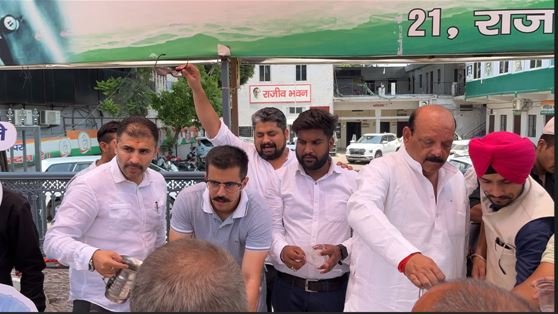 राहुल गांधी के जन्मदिन पर अलग अंदाज