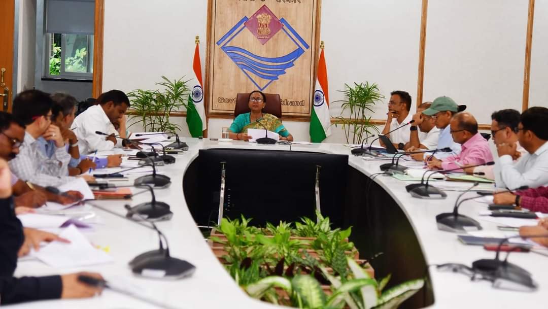 सीएम की घोषणाओं की समीक्षा