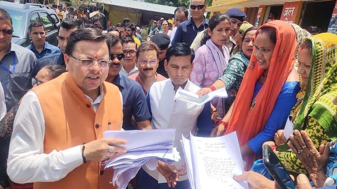 धामी ने जाना बाढ़ प्रभावितों का हाल