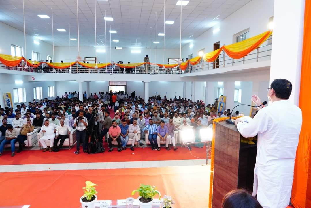एबीवीपी के कार्यक्रम में धामी
