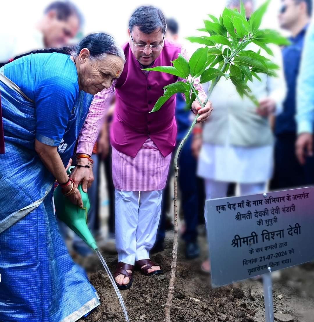 सीएम ने लगाया मां के नाम पौधा