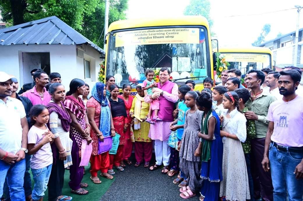 श्रमिकों के बच्चों का चलता फिरता स्कूल