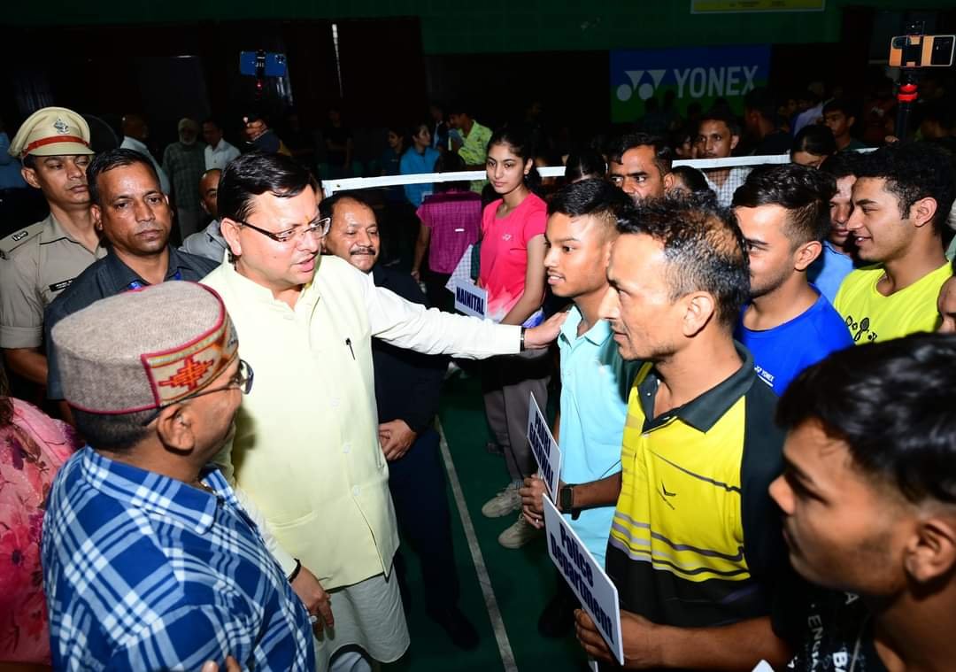 खिलाड़ियों के बीच मुख्यमंत्री धामी