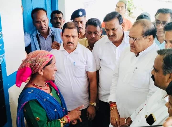 आपदा पीड़ितों से मिले नेता प्रतिपक्ष