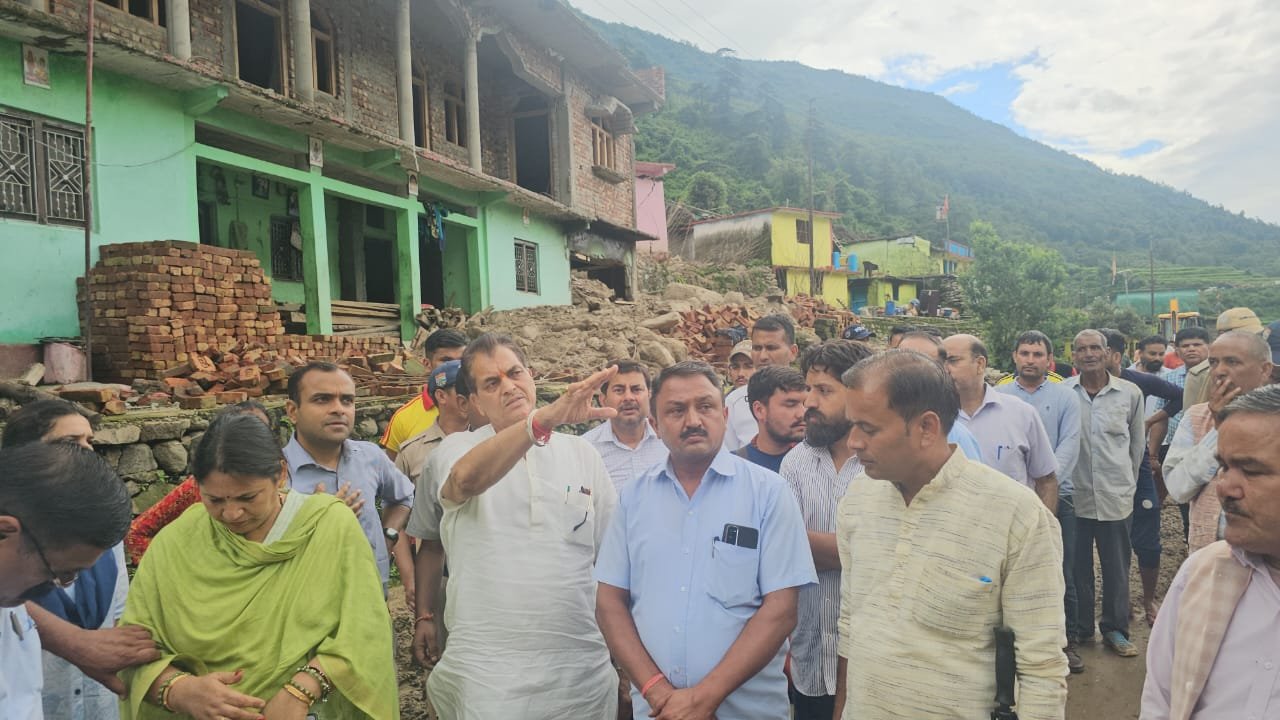 आपदा प्रभावितों से मिले प्रभारी मंत्री