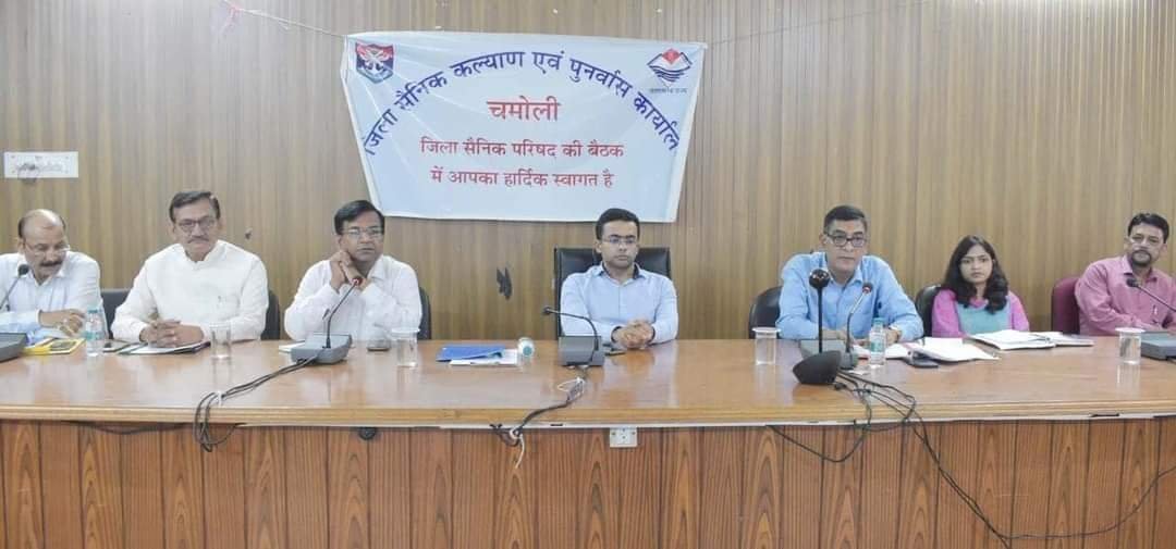 पूर्व सैनिकों के साथ डीएम की बैठक