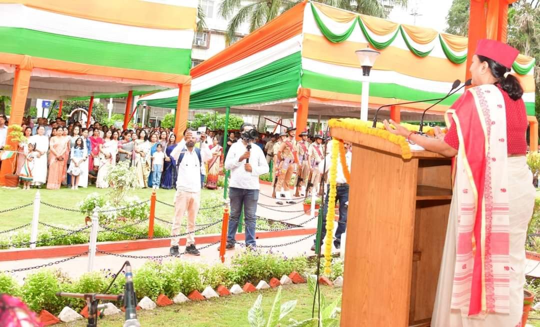 देहरादून सचिवालय में फहराया तिरंगा