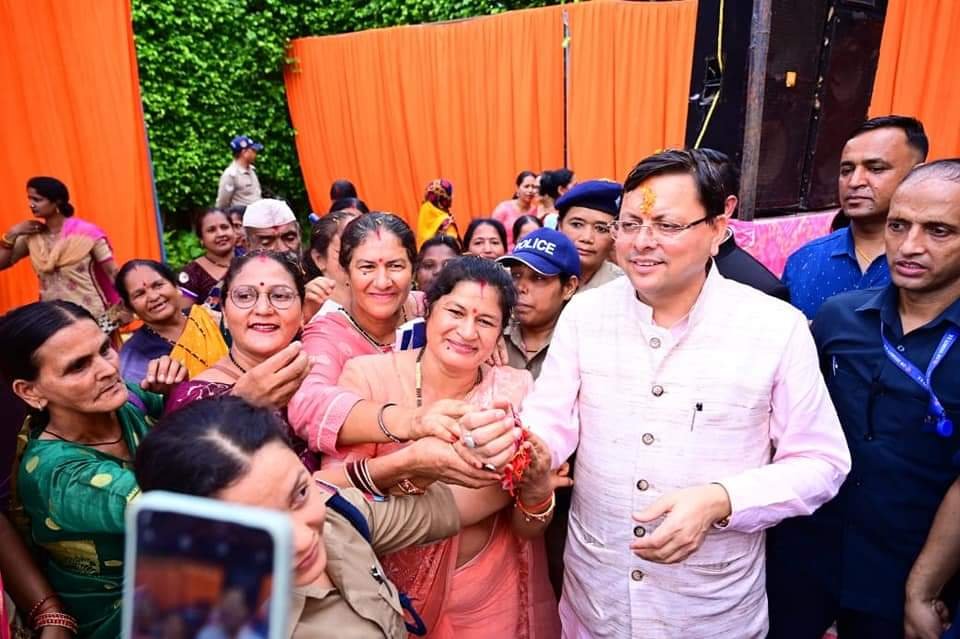 बनबसा में सीएम ने बंधवाई राखी