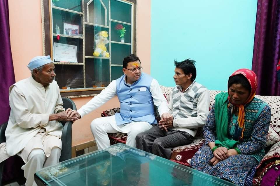 आपदा में लापता हिमांशु के परिजनों से मिले धामी
