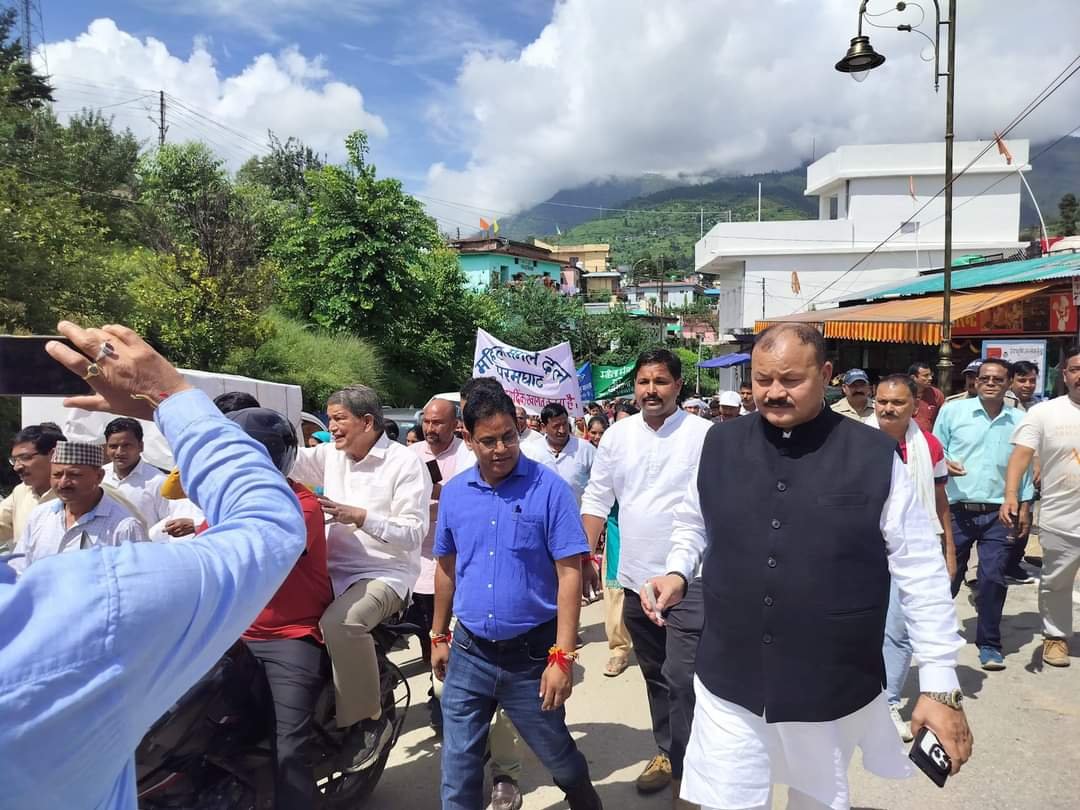 बागी तेवर दिखा रहे हरीश धामी की हरीश रावत ने की तारीफ