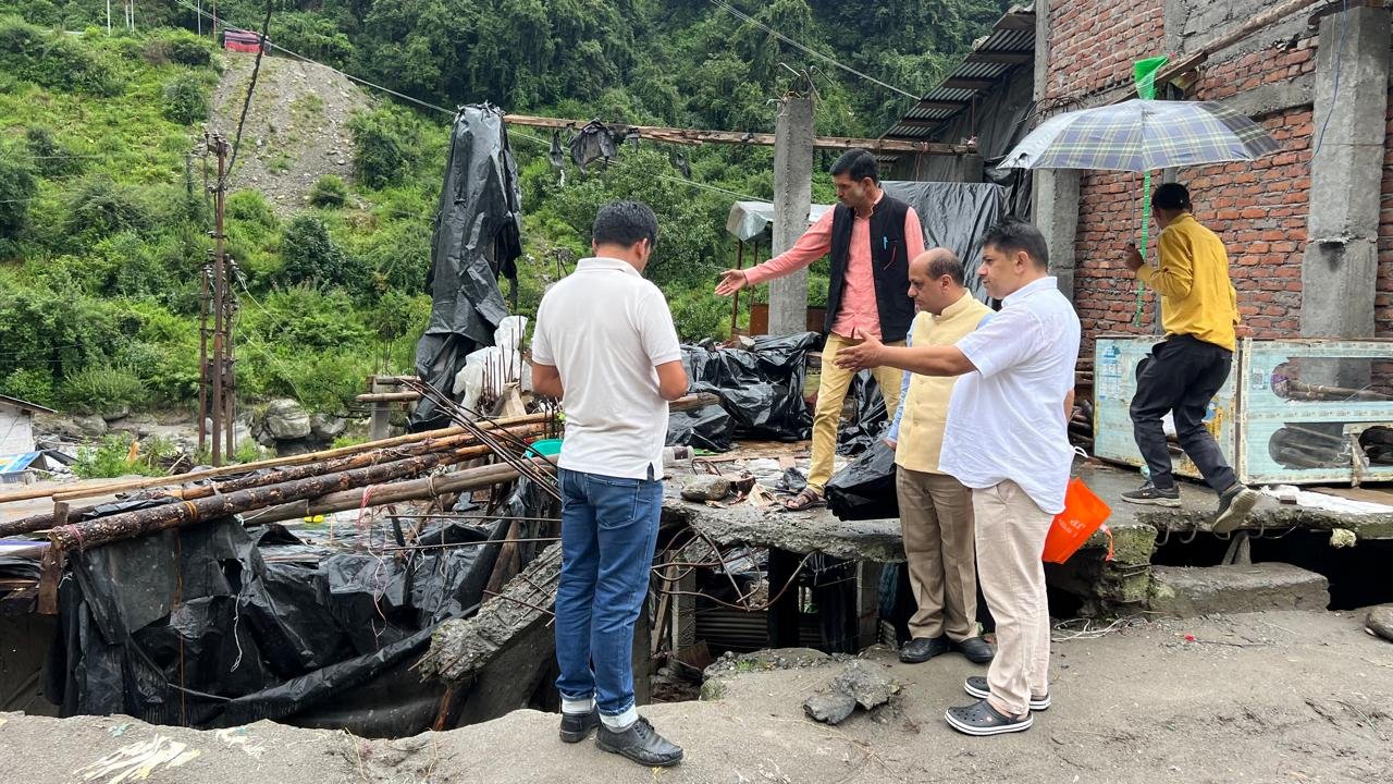 आपदा प्रभावित इलाकों में बीजेपी की टीम