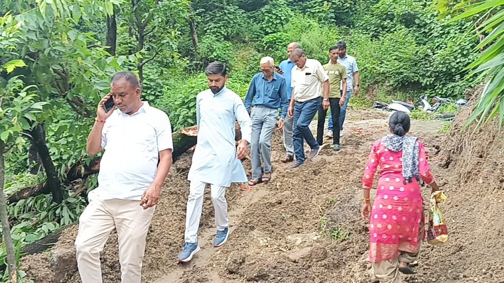 डोईवाला में आपदा प्रभावितों से मिले मोहित उनियाल