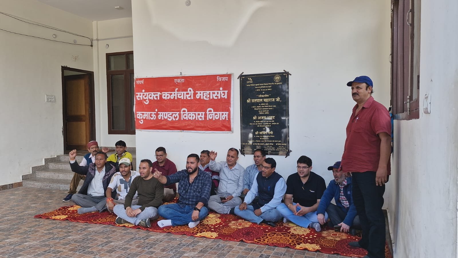 55 दिन से कर्मचारियों का आंदोलन जारी