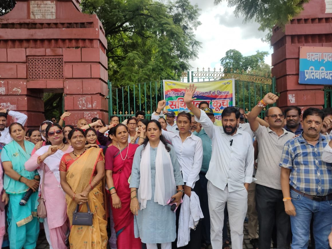 महिला सुरक्षा को लेकर आरआरपी का प्रदर्शन
