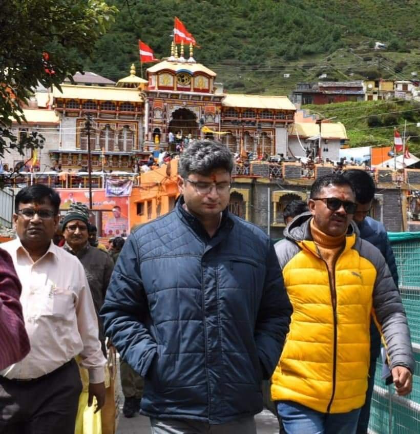 बदरीनाथ धाम में डीएम संदीप तिवारी