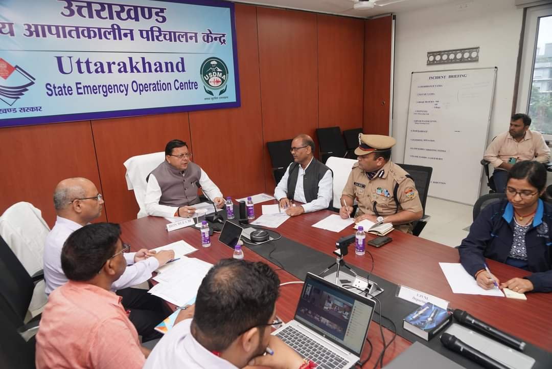 आपदा कंट्रोल रूम से धामी ने लिया राज्य के हालात का जायजा