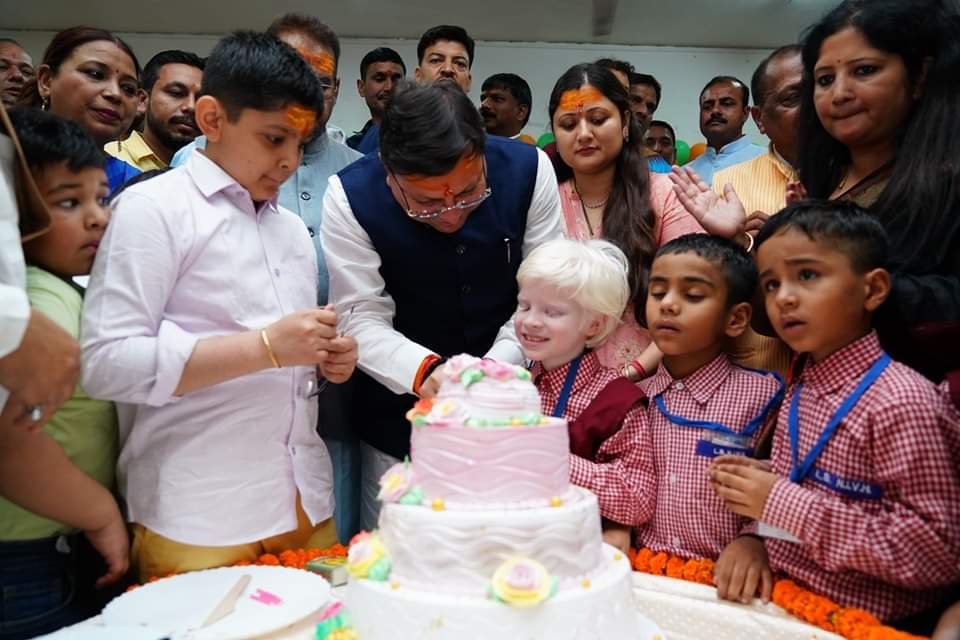 दृष्टि दिव्यांगों के बीच धामी ने मनाया जन्मदिन