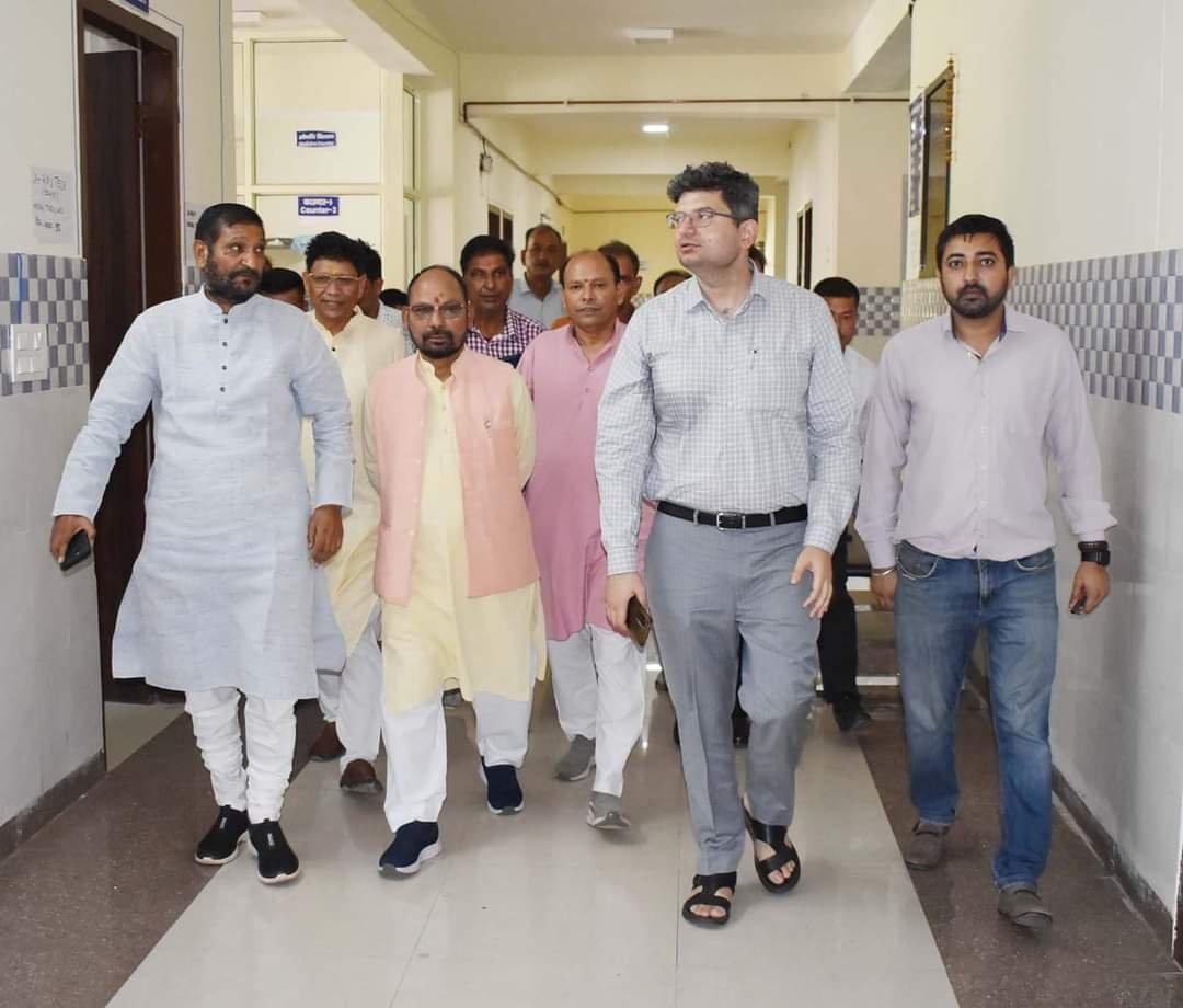 डीएम ने किया महिला बेस अस्पताल का निरीक्षण