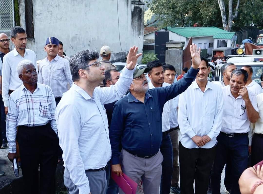 कर्णप्रयाग के जमीन धंसने से प्रभावित बहुगुणा नगर का डीएम ने लिया जायजा