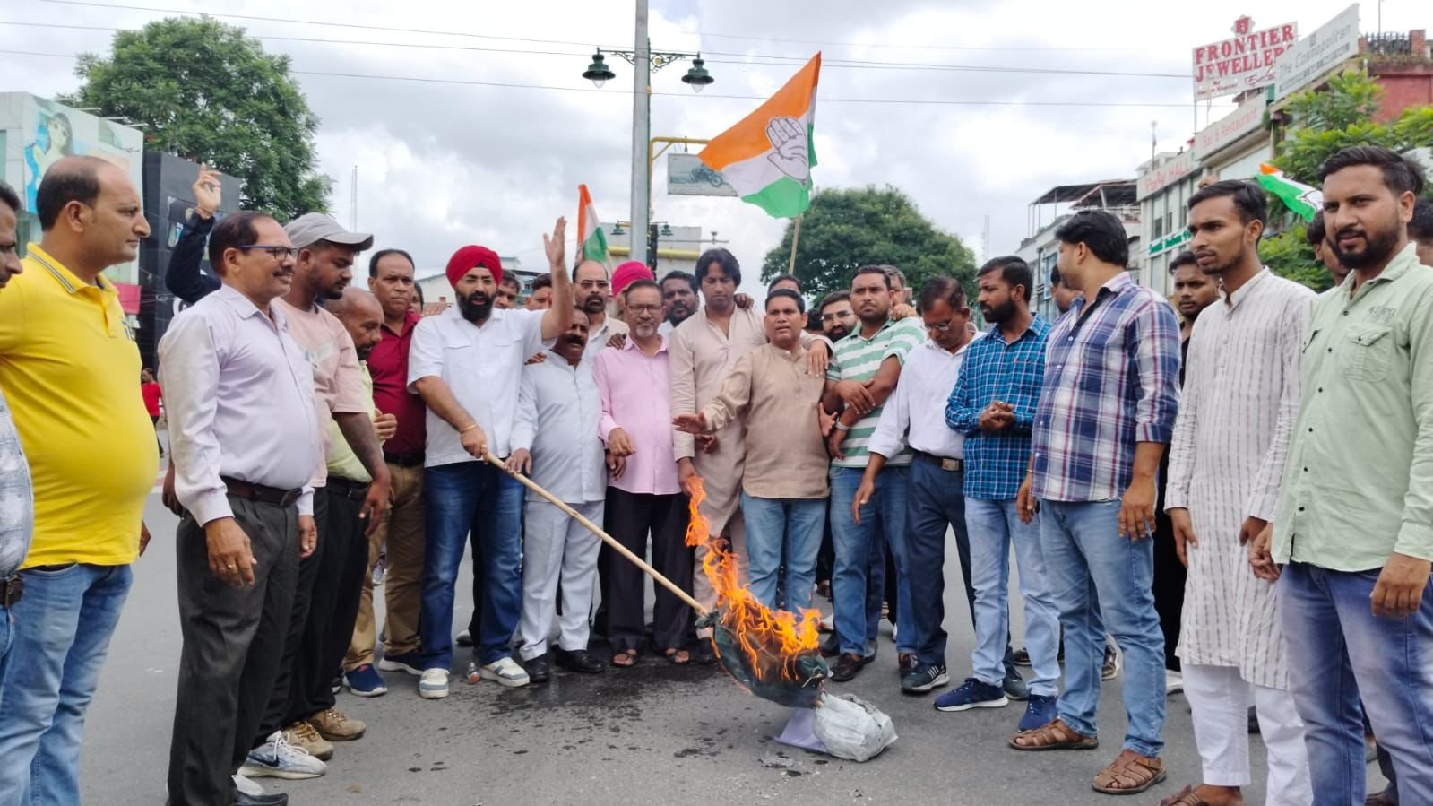 कानून व्यवस्था के मुद्दे पर सरकार का पुतला दहन