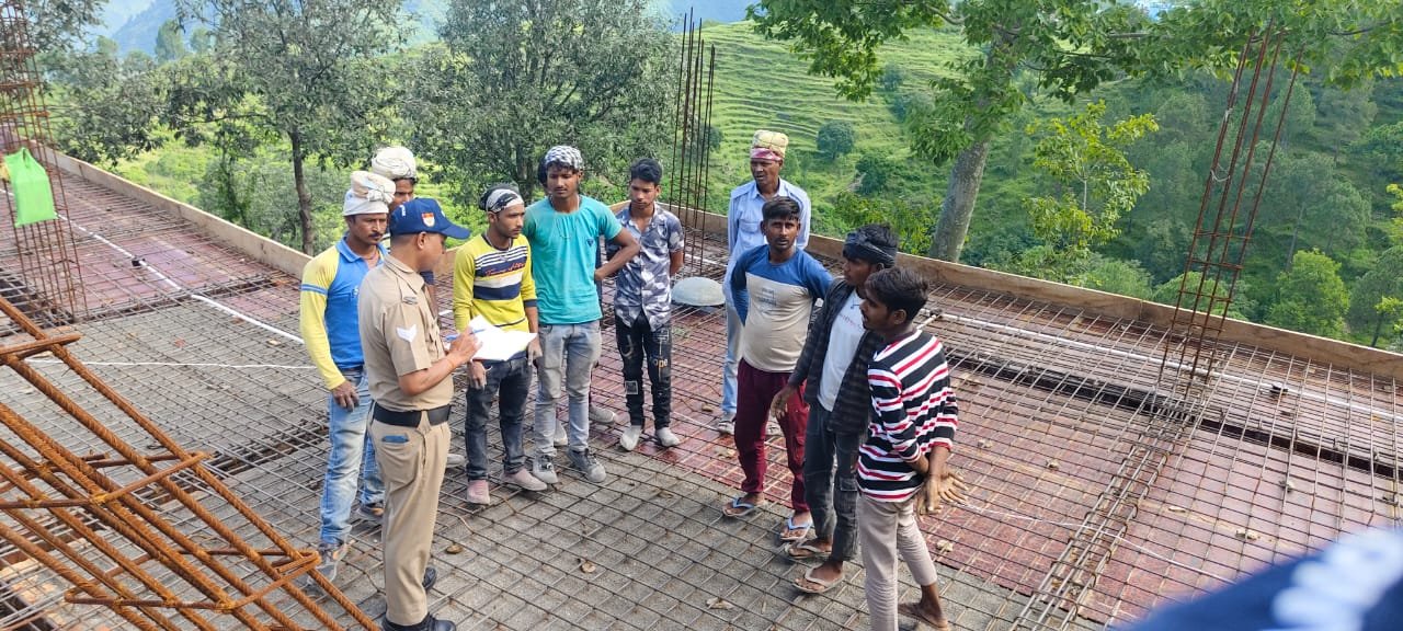 पौड़ी पुलिस का वेरिफिकेशन ड्राइवर 2 लाख रुपये का काटा चालान