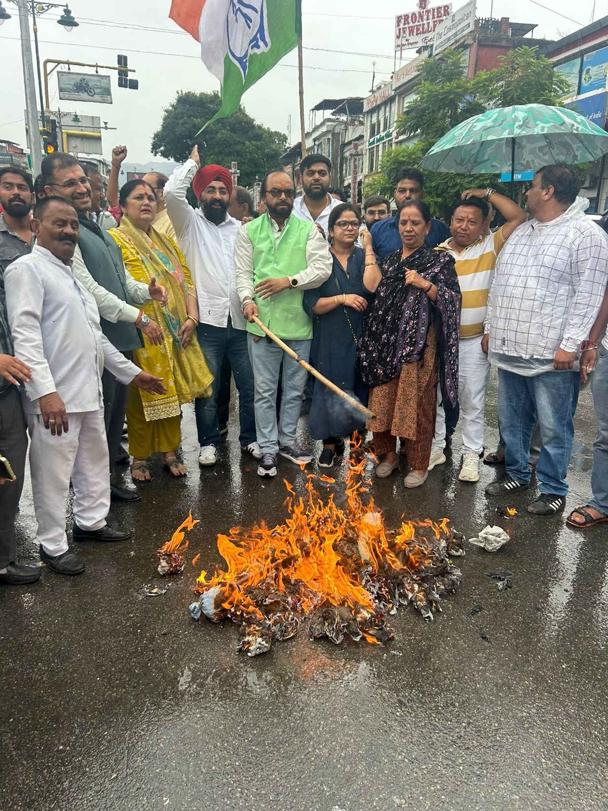 राहुल गांधी के खिलाफ बीजेपी की बयानबाजी पर भड़की कांग्रेस ने फूंका पुतला